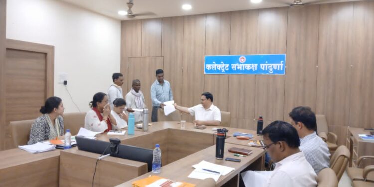 *अपर कलेक्टर नीलमणि अग्निहोत्री की अध्यक्षता में आयोजित हुई जनसुनवाई* *सड़क, अतिक्रमण, डॉक्टर की नियमित ड्यूटी एवं संबल योजना सहित 15 आवेदनों पर हुई सुनवाई*