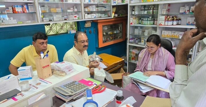 *औषधि विभाग की टीम ने कन्हवारा स्थित मेडिकल स्टोर का किया औचक निरीक्षण* *अनियमितता मिलने पर कारण बताओ नोटिस जारी*