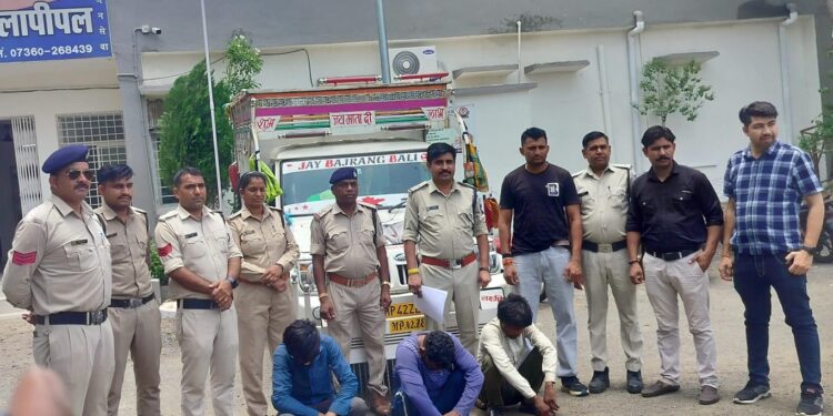 “कालापीपल पुलिस को मिली बड़ी सफलता” चोरी गई मुर्रा भैंस,पाडी,बोलेरों पिकअप वाहन सहित तीन आरोपी को किया गिरफ्तार…! (कुल कीमती 11 लाख 30 हजार रूपये का मसरूका जप्त)