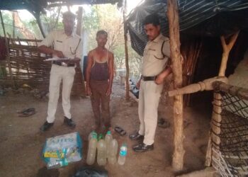 अवैध शराब के विरुद्ध आबकारी विभाग की कार्रवाई, 60 बल्क लीटर कच्ची महुआ शराब जब्त*
