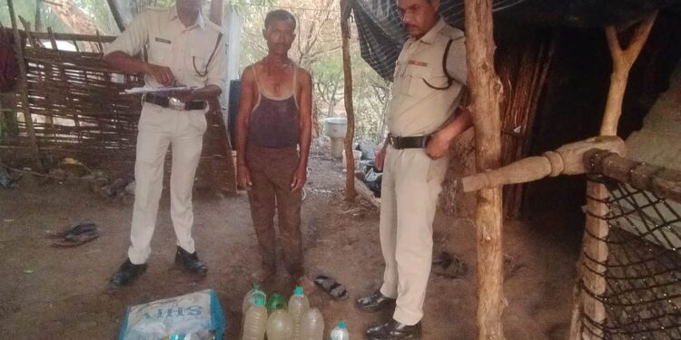 अवैध शराब के विरुद्ध आबकारी विभाग की कार्रवाई, 60 बल्क लीटर कच्ची महुआ शराब जब्त*