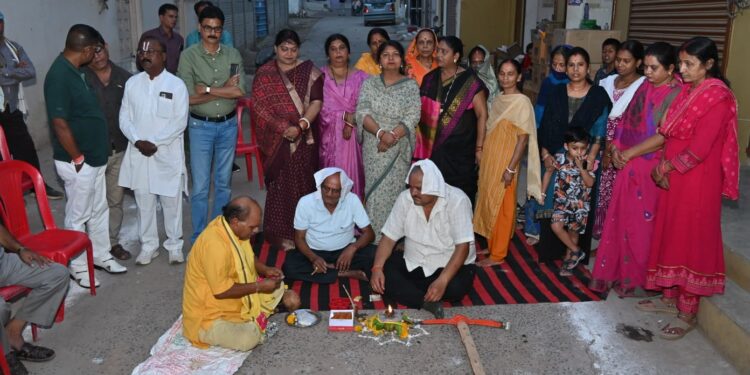 *रामकृष्ण परमहंस वार्ड में दो विकास कार्यों का भूमिपूजन गरिमामय वातावरण में संपन्न* *महापौर, क्षेत्रीय पार्षद सहित अन्य जनप्रतिनिधियों की मौजूदगी में हुआ विकास कार्यों का शुभारंभ*