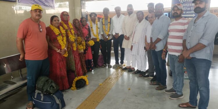 *वैष्णोदेवी यात्रा जाने वाले यात्रियों का स्वागत कर लिया आशीर्वाद – नपाध्यक्ष गेहलोत*