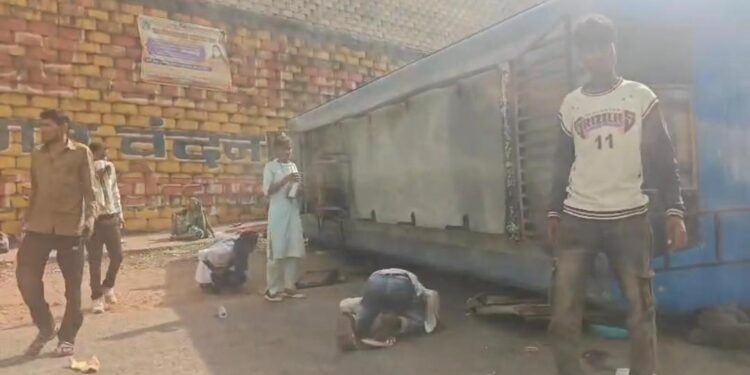 ब्रेकिंग न्यूज़: इंडस्ट्रियल एरिया ब्रिज के पास बस हादसा, 3 यात्रियों की दर्दनाक मौत