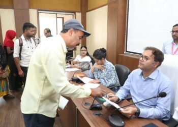 *कलेक्टर श्री तिवारी जनसुनवाई में सुन रहे लोगों की समस्याएं* *अधिकारियों को दे रहे निराकरण के निर्देश*