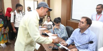 *कलेक्टर श्री तिवारी जनसुनवाई में सुन रहे लोगों की समस्याएं* *अधिकारियों को दे रहे निराकरण के निर्देश*