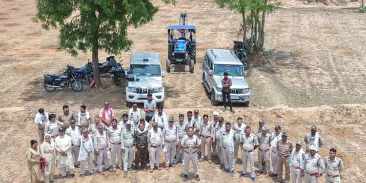 रेंज टीकमगढ़ में अतिक्रमित वन को खाली कराकर खोदे गए अतिक्रमणरोधी गड्ढे और खंती