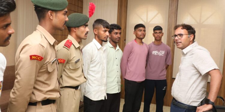 *तिलक कालेज के 9 होनहार संभालेंगे देश की सरहदें*   *एनसीसी कैडेट्स ने अग्निवीर परीक्षा में सफलता हासिल कर जिले का नाम किया रोशन*  *कलेक्टर श्री तिवारी ने चयनितों का बढ़ाया उत्साह*