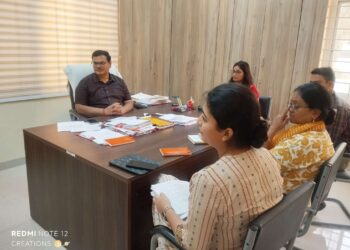 *सीएम हेल्पलाइन प्रकरणों के त्वरित एवं गुणवत्तापूर्ण निराकरण पर दिया गया जोर*  *अपर कलेक्टर नीलमणि अग्निहोत्री ने अधिकारियों के साथ की समीक्षा बैठक*