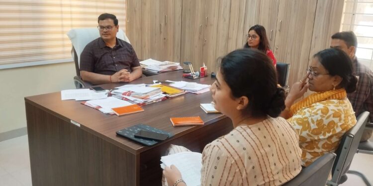 *सीएम हेल्पलाइन प्रकरणों के त्वरित एवं गुणवत्तापूर्ण निराकरण पर दिया गया जोर* *अपर कलेक्टर नीलमणि अग्निहोत्री ने अधिकारियों के साथ की समीक्षा बैठक*