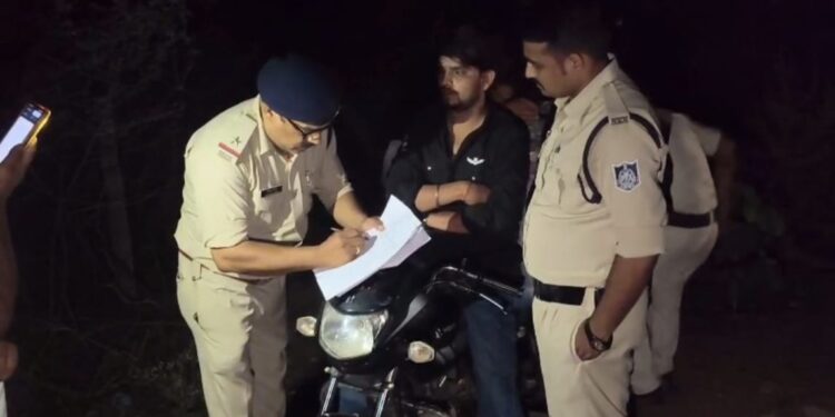 *ढीमरखेड़ा पुलिस की अवैध शराब परिवहन पर बड़ी कार्रवाई, 250 पाव शराब एवं मोटरसाइकिल सहित दो आरोपी गिरफ्तार*