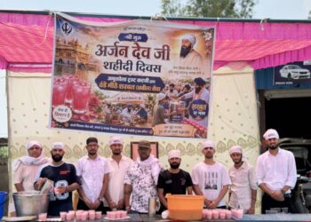 अमृतवेला ट्रस्ट, कटनी द्वारा श्री गुरु अर्जन देव साहिब जी के शहीदी दिवस पर मीठे शरबत (छबील) की सेवा