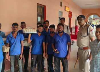 कटनी स्टेशन पर बड़ा छापा 10 अवैध वेंडर दबोचे, रेलवे में मचा हड़कंप
