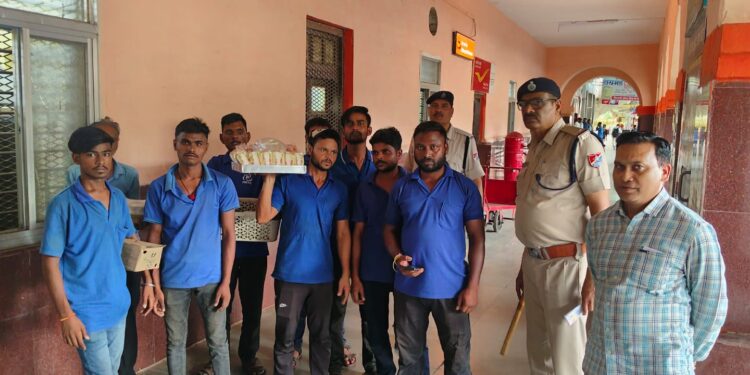 कटनी स्टेशन पर बड़ा छापा 10 अवैध वेंडर दबोचे, रेलवे में मचा हड़कंप