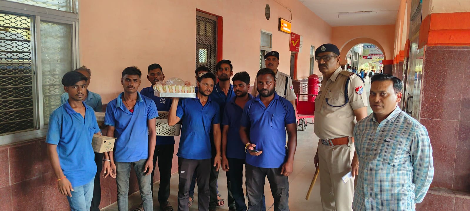 कटनी स्टेशन पर बड़ा छापा 10 अवैध वेंडर दबोचे, रेलवे में मचा हड़कंप