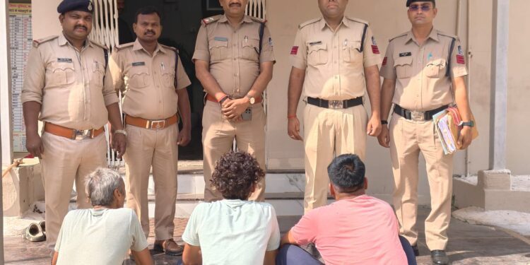 *एक साल से फरार तीन कुख्यात आरोपी गिरफ्तार, बड़वारा पुलिस की बड़ी कार्रवाई*