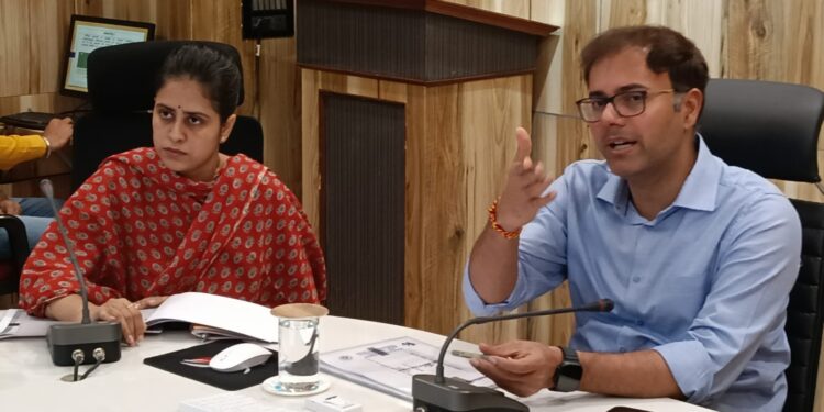 *जोखिमग्रस्त बच्चों के संरक्षण और पुनर्वास पर दें ध्यान -कलेक्टर श्री तिवारी*   *जिला बाल कल्याण एवं संरक्षण समिति की बैठक में शिक्षा, पुनर्वास और पॉक्सो मामलों की हुई व्यापक समीक्षा*