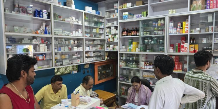 *कन्हवारा मे स्थित मित्रा फार्मेसी का लाइसेंस 7 दिवस के लिए निलंबित*