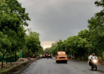 भारी बारिश के बीच सड़क पर डामरीकरण*, नगर पालिका की कार्यप्रणाली पर उठे सवाल 73 लाख रुपये की लागत से देव कंस्ट्रक्शन करा रहा निर्माण, गुणवत्ता को लेकर उठे सवाल बारिश में बिछ रहा डामर, नागरिकों ने तकनीकी जांच की मांग की