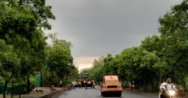 भारी बारिश के बीच सड़क पर डामरीकरण*, नगर पालिका की कार्यप्रणाली पर उठे सवाल 73 लाख रुपये की लागत से देव कंस्ट्रक्शन करा रहा निर्माण, गुणवत्ता को लेकर उठे सवाल बारिश में बिछ रहा डामर, नागरिकों ने तकनीकी जांच की मांग की