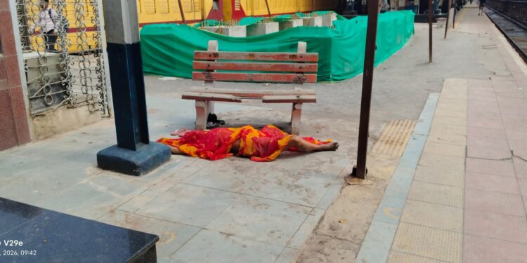 कटनी जंक्शन पर शर्मनाक लापरवाही! प्लेटफॉर्म पर 5 घंटे तक पड़ा रहा महिला का शव, रेलवे-जीआरपी पर गंभीर सवाल