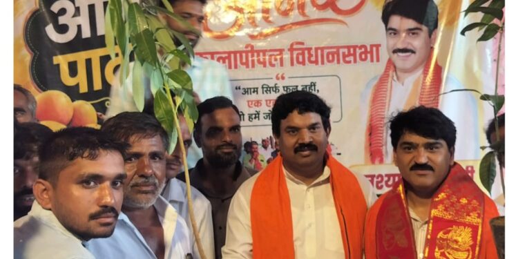 ‘आम पार्टी’ में लोगों ने खूब लिया आनंद “एक पेड़ माँ के नाम” एवं “हरा-भरा कालापीपल” अभियान को मिला जनसमर्थन