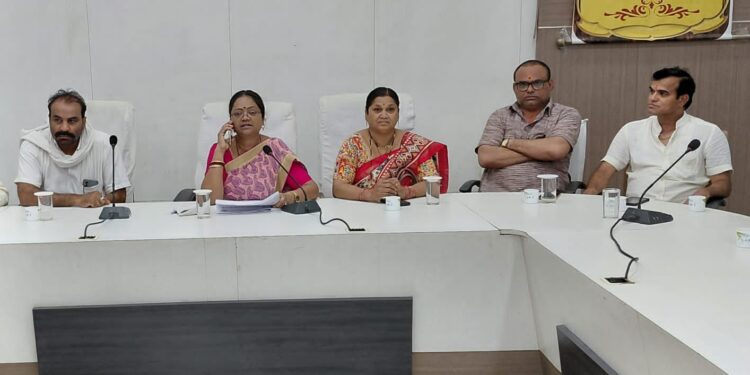 *प्रशासनिक इकाइयों के गठन एवं पुनर्गठन संबंधी सुझावों पर नगर पालिका पांढुर्णा में बैठक आयोजित*  *एसडीएम अलका एक्का की अध्यक्षता में जनप्रतिनिधियों, संगठनों एवं नागरिकों ने दिए सुझाव*