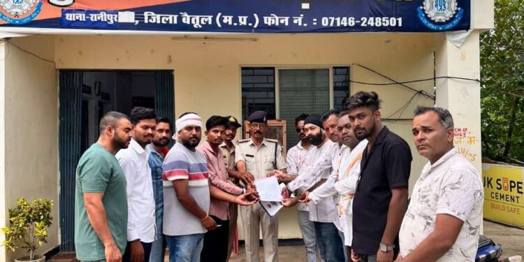 महाकाल की भूमि पर लूट बंद करो जमीन घोटाला करने वाली सरकार होश में मोहन यादव इस्तीफा दो के नारों के साथ राष्ट्रपति के नाम ज्ञापन देने पहुंचा युवा कांग्रेस