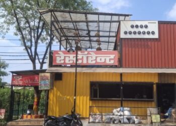 *मुड़वारा स्टेशन पर नियमों को दरकिनार कर बना कंटेनर रेस्टोरेंट?*  *लोकेशन बदली, निर्माण बढ़ा, रेलवे अधिकारियों पर उठे सवाल*