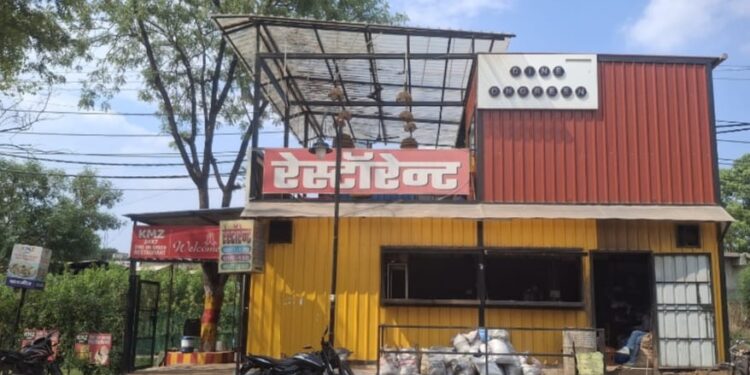 *मुड़वारा स्टेशन पर नियमों को दरकिनार कर बना कंटेनर रेस्टोरेंट?*  *लोकेशन बदली, निर्माण बढ़ा, रेलवे अधिकारियों पर उठे सवाल*