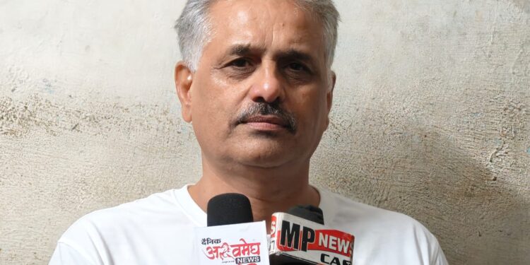 जिला क्रिकेट एसोसिएशन अध्यक्ष ने रिट पिटीशन पर उच्च न्यायालय से जारी नोटिस लेने से किया इनकार..!नर्मदापुरम के सीनियर खिलाड़ी और समाजसेवी आनंद मिश्रा ने उच्च न्यायालय में लगाई हुई है याचिका..!वीडियो