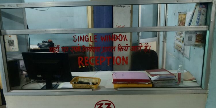 *3.59 करोड़ के ‘राज भोज कॉम्प्लेक्स’ भूमिपूजन पर उठे सवाल*  *जनता गायब, कर्मचारियों से भरी गईं कुर्सियां, होर्डिंग में ‘चक्रवर्ती राजा भोज’ का नाम भी अधूरा*