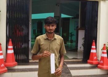 🚨 वायरल स्टंट पड़ा भारी! सड़क पर करतब दिखाने वाले ऑटो चालक पर पुलिस का शिकंजा