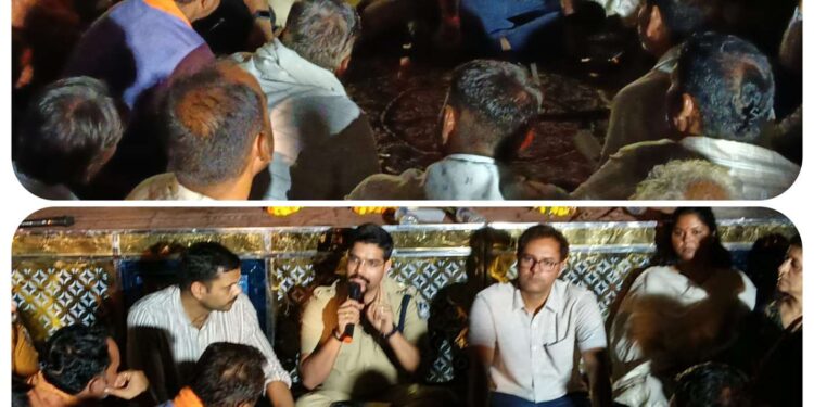 *कलेक्टर ने बचैया गांव में रात्रिकालीन चौपाल में ग्रामीणों से किया संवाद*     *रात्रिकालीन चौपाल बनी भरोसे और संवाद का मंच, लोगों ने खुल कर बताईं समस्याएं*