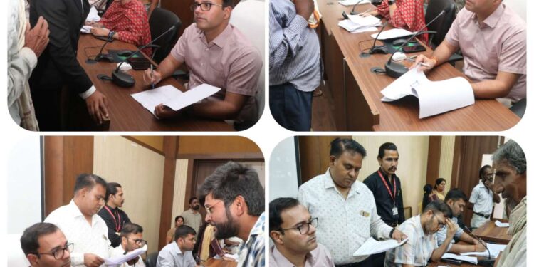ब्रेकिंग*  *कलेक्टर श्री तिवारी जनसुनवाई में सुन रहे लोगों की समस्याएं* *अधिकारियों को दे रहे निराकरण के निर्देश*