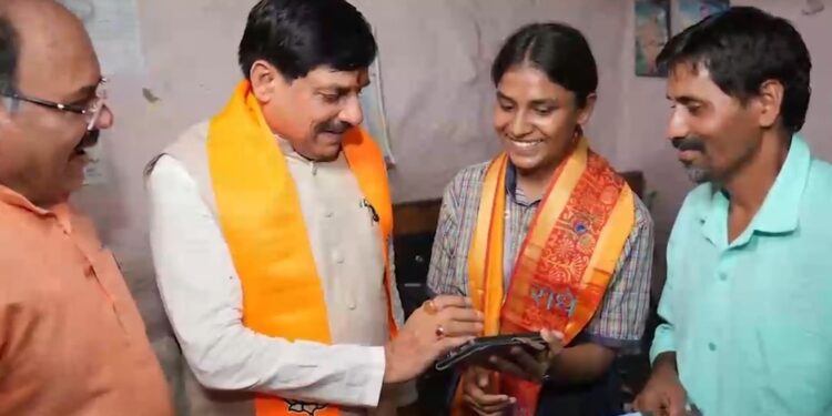 ब्रेकिंग पॉइंट्स:* *12वीं बोर्ड में शानदार प्रदर्शन करने वाली चांदनी विश्वकर्मा के घर पहुंचे मुख्यमंत्री डॉ. मोहन यादव* – ईवी से भीमनगर की गलियों में पहुंचे सीएम डॉ. यादव – 12वीं बोर्ड टॉपर चांदनी विश्वकर्मा के घर पहुंचकर दी बधाई