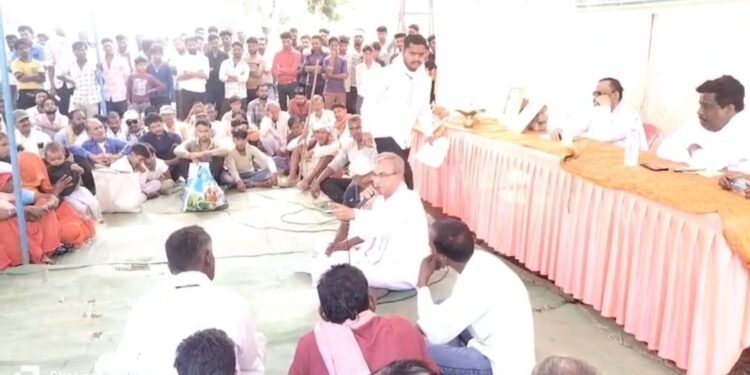 शाहनगर के लमतरा में भूमि विवाद को लेकर बढ़ा विवाद, ग्रामीणों ने जांच की मांग उठाई महापंचायत के बाद कलेक्टर को सौंपा जाएगा ज्ञापन, तहसीलदार के प्रतिवेदन पर सवाल