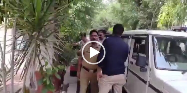 इंस्पेक्टर प्रकाश चंद 20 हजार रुपए रिश्वत लेते पकड़े गए। एक मुकदमे से नाम निकालने के लिए 2 लाख रुपए मांगे थे।Video