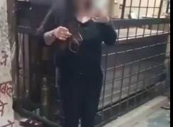 युवती का सड़क पर हंगामा, पुलिस ने संभाला मामला देखे VIDEO