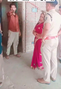सरेआम पुलिस पर पिस्तौल तान दी गई। 16 जून 2026 को शाहपुर थाना क्षेत्र के बिलौटी गांव में एक युवक  ने पुलिस टीम पर पिस्तौल तान दी। देखे VIDEO