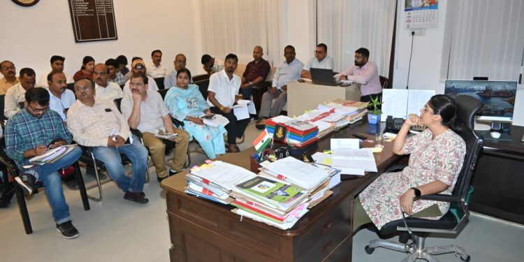सीएम हेल्पलाइन शिकायतों के समयबद्ध एवं गुणवत्तापूर्ण निराकरण पर निगमायुक्त का जोर