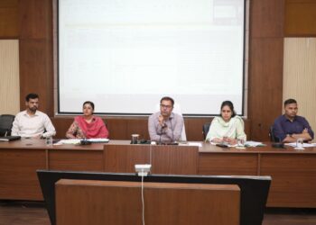 जिले में किसानों कों खाद मिलने में किसी भी प्रकार की समस्या नहीं होनी चाहिए – कलेक्टर श्री तिवारी सीएम हेल्पलाइन शिकायतों के त्वरित निराकरण के निर्देश समय-सीमा बैठक में विभागीय योजनाओं एवं कार्यक्रमों की हुई समीक्षा