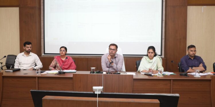 जिले में किसानों कों खाद मिलने में किसी भी प्रकार की समस्या नहीं होनी चाहिए – कलेक्टर श्री तिवारी सीएम हेल्पलाइन शिकायतों के त्वरित निराकरण के निर्देश समय-सीमा बैठक में विभागीय योजनाओं एवं कार्यक्रमों की हुई समीक्षा