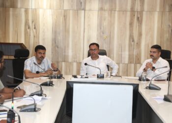 🚨 कलेक्टर का बड़ा एक्शन! ओवरलोड, बिना नंबर वाहनों और स्कूल बसों पर चलेगा सख्त अभियान