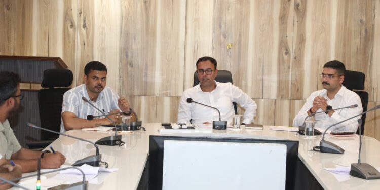 🚨 कलेक्टर का बड़ा एक्शन! ओवरलोड, बिना नंबर वाहनों और स्कूल बसों पर चलेगा सख्त अभियान
