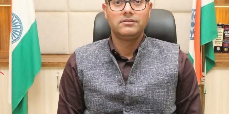 कलेक्टर श्री तिवारी ने आदतन अपराधी पर को 4 माह तक थाने में अनिवार्य हाजिरी के दिये निर्देश
