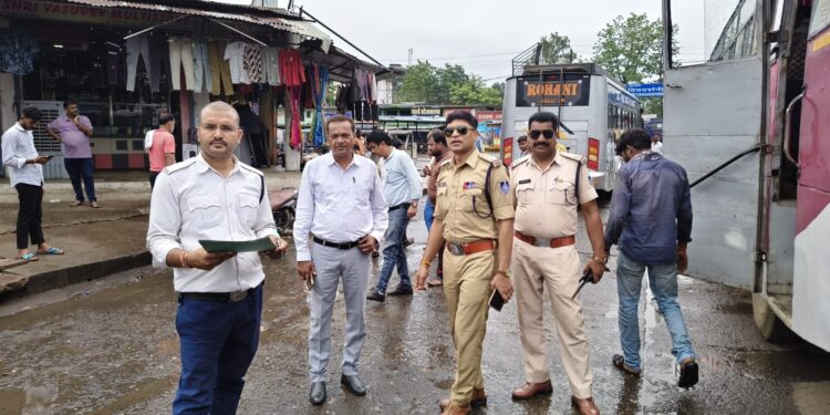 *कटनी बस स्टैंड पर आरटीओ अधिकारी ने जबलपुर से लाए प्राइवेट व्यक्तियों के साथ चलाया अभियान, यातायात निरीक्षक भी रहे मौजूद, 8 बसों की फिटनेस निरस्त, 7 पर कार्रवाई*