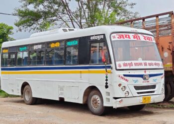 पश्चिम बंगाल की बस नर्मदापुरम में बिना परमिट यात्री ढोते पकड़ाई,RTO ने किया जप्त,मालिक कौन पर सवाल…? वीडियो