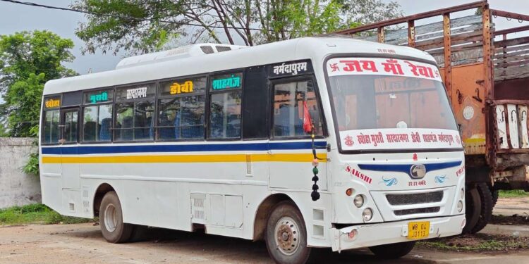 पश्चिम बंगाल की बस नर्मदापुरम में बिना परमिट यात्री ढोते पकड़ाई,RTO ने किया जप्त,मालिक कौन पर सवाल…? वीडियो
