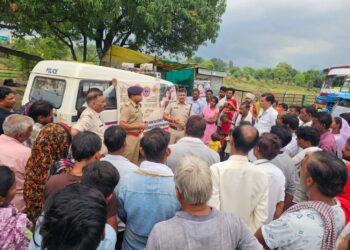 *व्यापारिक बाजारों में चला सेफ क्लिक 2.0 अभियान, एसडीओपी विजयराघवगढ़ एवं थाना प्रभारी ने आमजन को किया साइबर अपराधों के प्रति जागरूक*